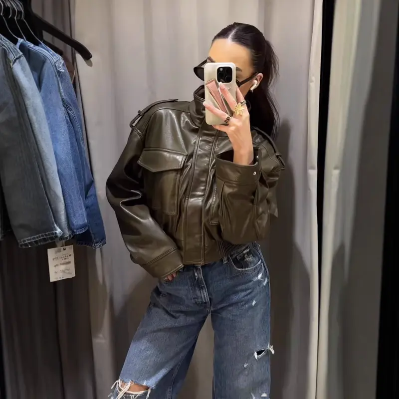 Damen 10+ kurzes Kunstleder‑Bomberjacke im Military‑Look mit Pattentaschen und Stehkragen Drune