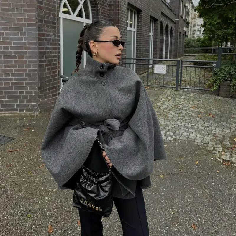Damen 10+ Wollcape mit hohem Stehkragen, Dreiknopf‑Verschluss und Taillengürtel Drune