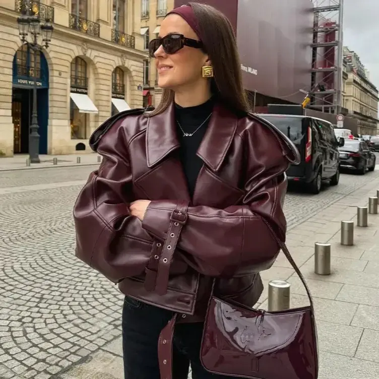 Damen 300+ taillierte Cropped-Bikerjacke aus Kunstleder mit großem Revers, Schulterklappen und Taillengürtel Drune