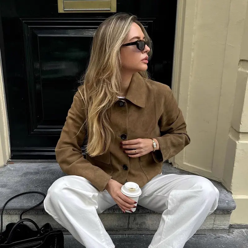 Damen Boxy-Kurzjacke aus Wildlederoptik mit Hemdkragen und aufgesetzten Pattentaschen Drune