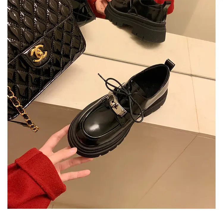 Damen Chunky Lackleder‑Schnürloafer mit markanter Lug‑Sohle und dekorativer Metallschnalle Drune