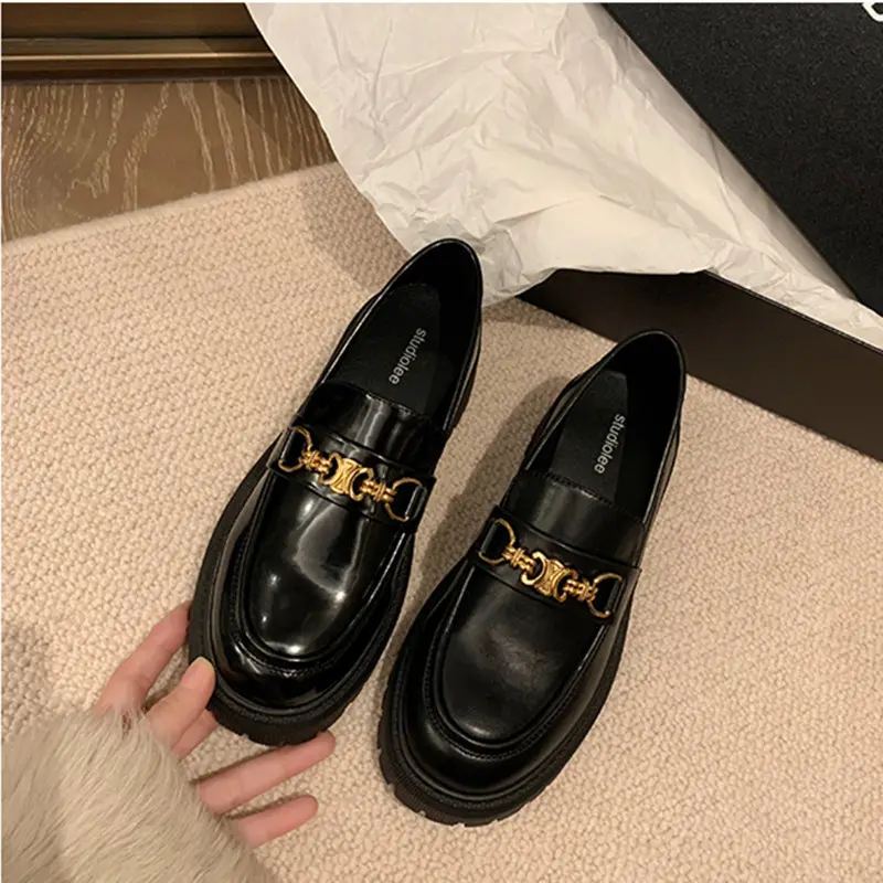 Damen Chunky‑Loafer aus Glattleder mit profilierter Lug‑Sohle und goldener Kettenapplikation Drune