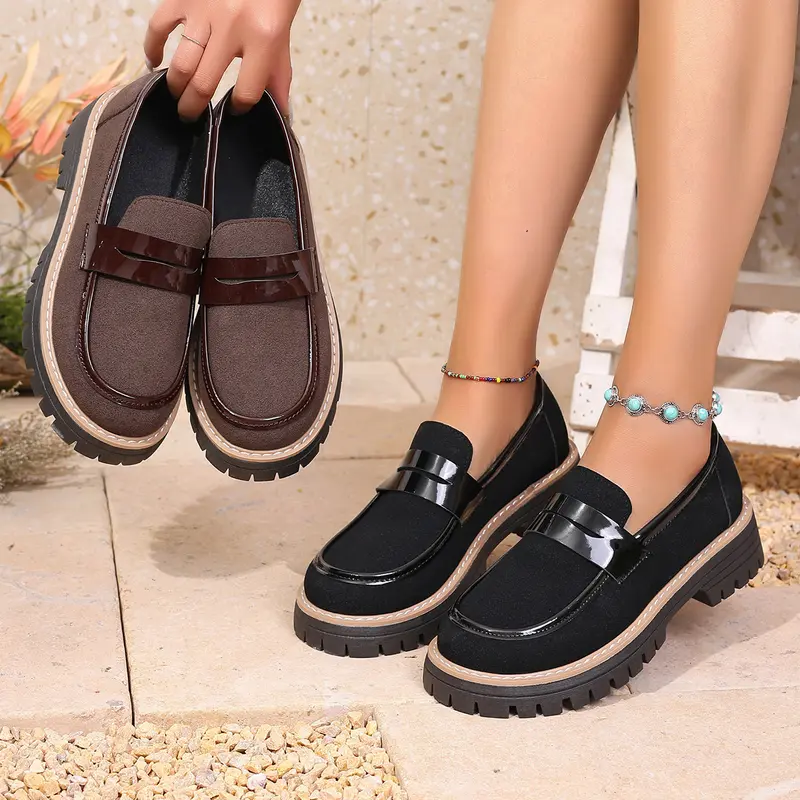 Damen Chunky-Loafer aus Veloursimitat mit Lackdetail und profilierter Lug-Sohle Drune