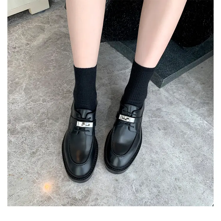 Damen Chunky‑Loafer mit profilierter Lug‑Sohle, breitem Riemen und metallischer Zierkappe Drune