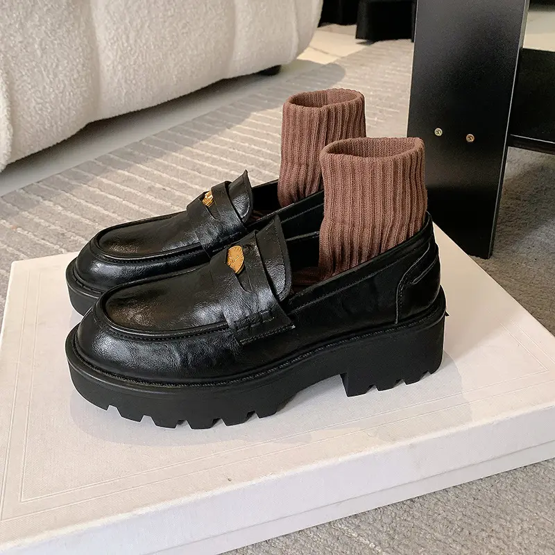 Damen Chunky Pennyloafer mit profilierter Plateau‑Lug‑Sohle und goldener Zierapplikation Drune