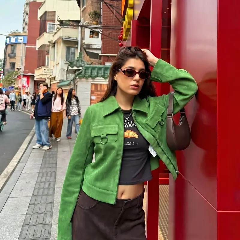 Damen Cropped Veloursjacke mit Hemdkragen, Reißverschluss und Zierringen Drune