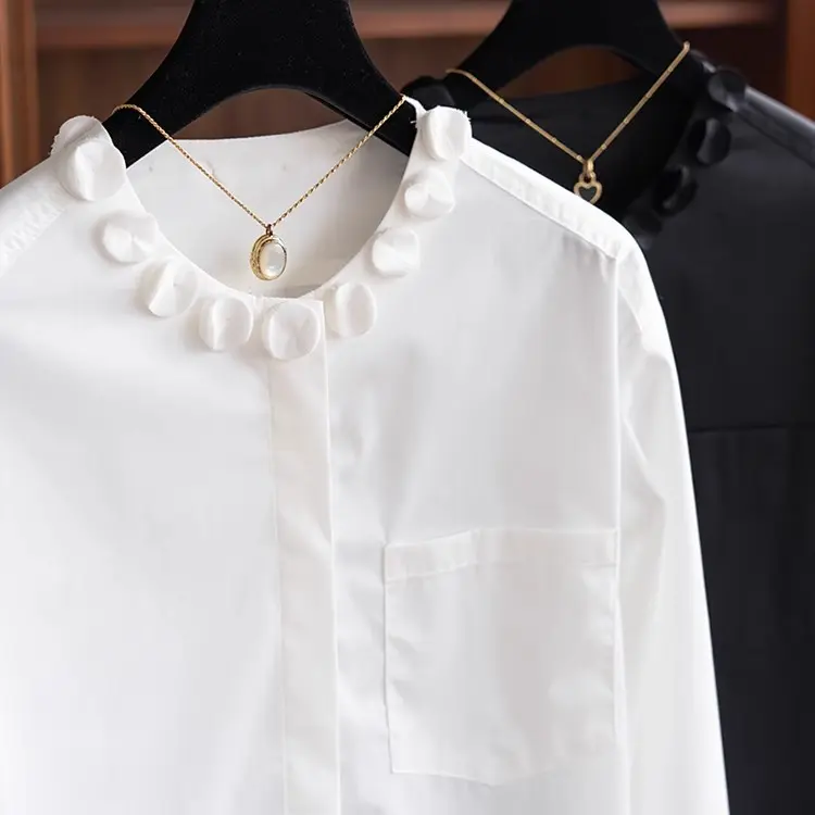 Damen Elegante Bluse im weiten Schnitt mit verdeckter Knopfleiste und Blumenapplikation am Rundhals Drune