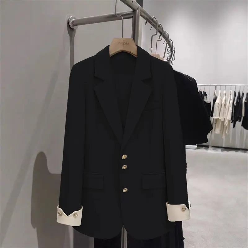 Damen Eleganter Blazer mit goldenen Knopfdetails Drune