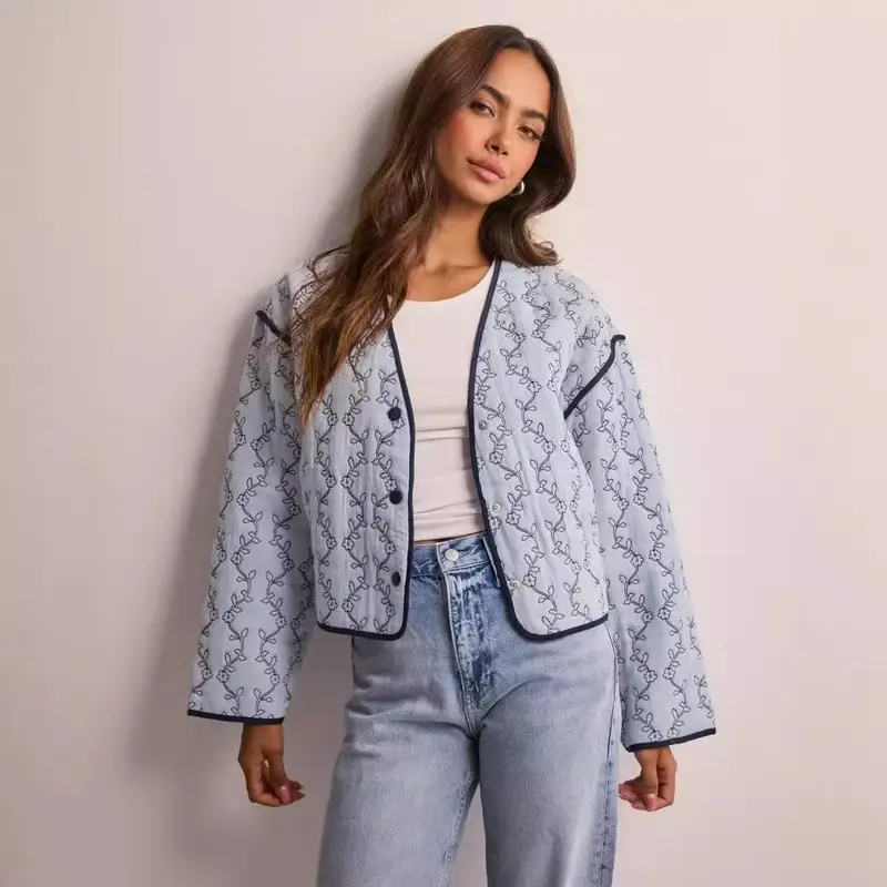 Damen gesteppte Kurzjacke mit V‑Ausschnitt, Kontrastpaspel und floraler Steppapplikation Drune