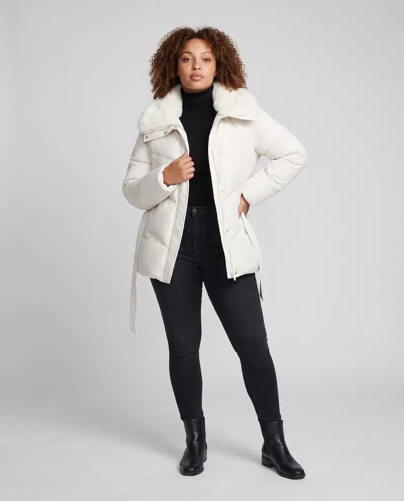 Damen gesteppte Winterjacke mit tailliertem Gürtel und abnehmbarer Kunstfellkapuze