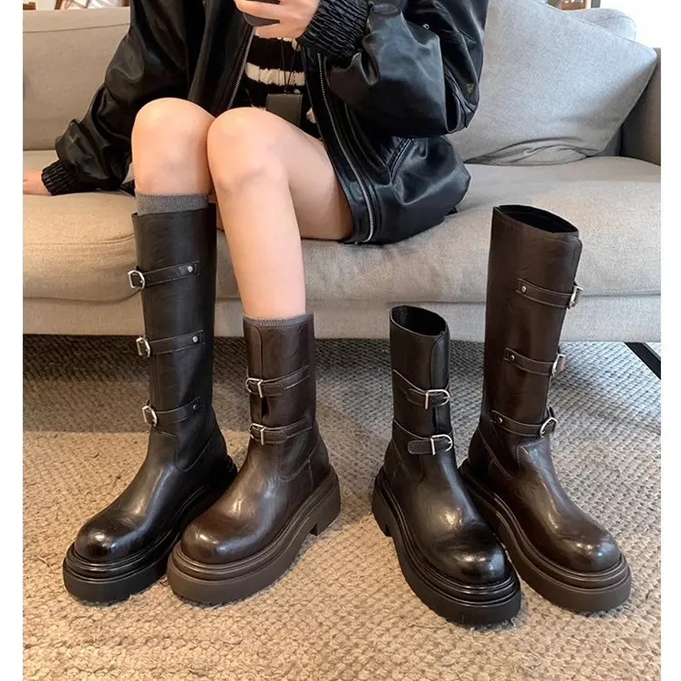 Damen kniehohe Plateau‑Bikerstiefel mit markanter Lug‑Sohle und drei Ziergürteln Drune