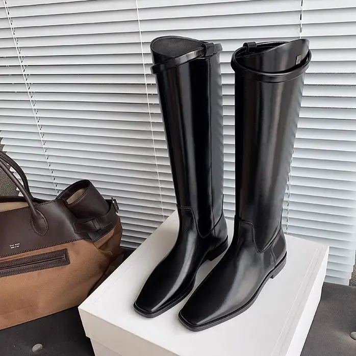 Damen Kniehohe Reitstiefel aus Glattleder mit quadratischer Zehenpartie und schlanker Silhouette Drune