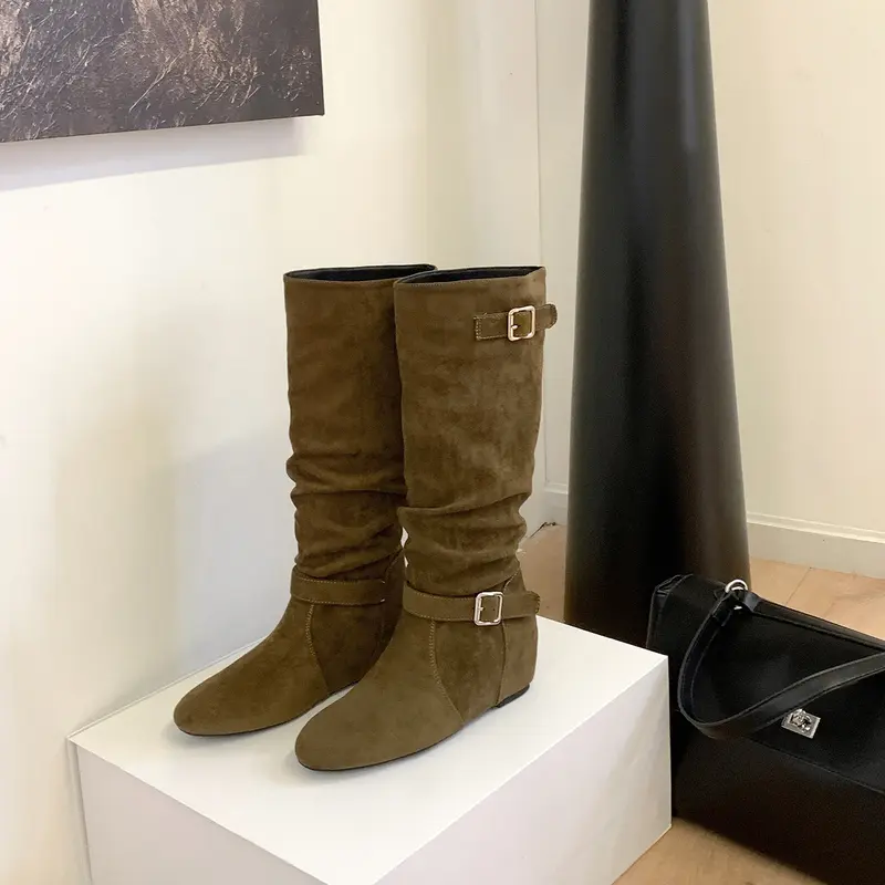Damen Kniehohe Veloursleder-Slouchstiefel mit verstellbaren Zierriemen und flacher Keilsohle Drune