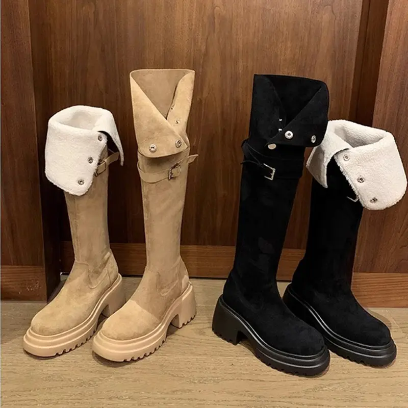 Damen Kniehohe Wildleder-Bikerstiefel mit abnehmbarem Teddyumschlag und markanter Lug-Plateausohle Drune