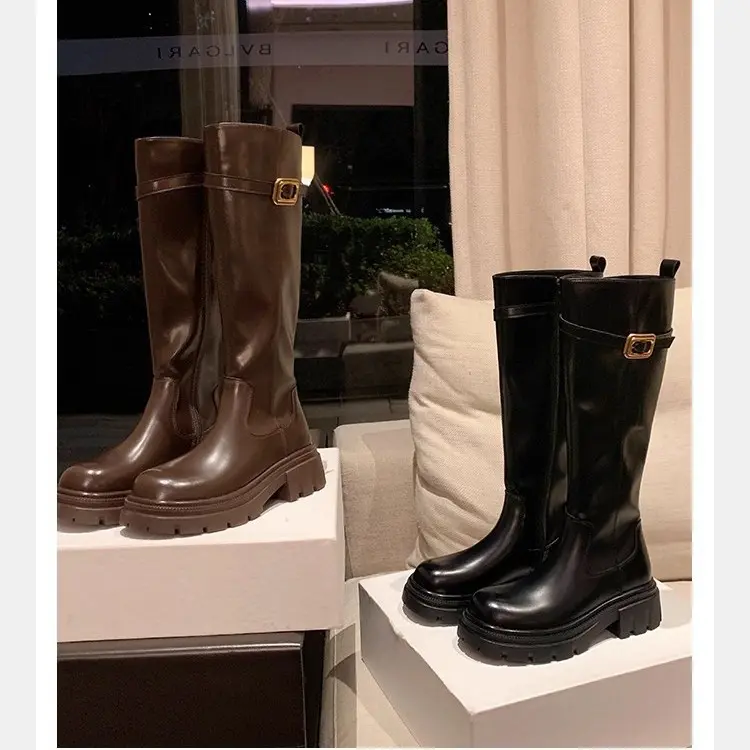 Damen Kniestiefel mit profilierter Lug‑Sohle und dekorativem Schnallenriemen Drune