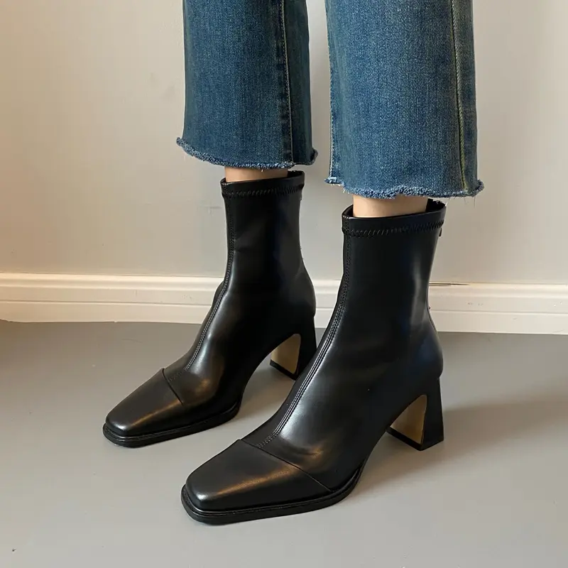 Damen Knöchelstiefel mit nahtlosem Schaft und skulpturalem Blockabsatz Drune