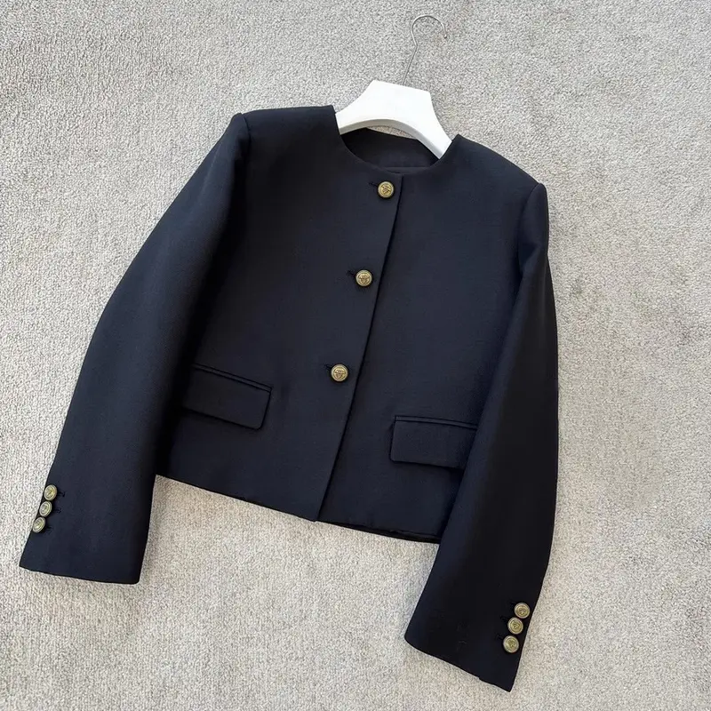 Damen Kragenlose taillierte Kurzjacke mit goldenen Zierknöpfen und Pattentaschen Drune