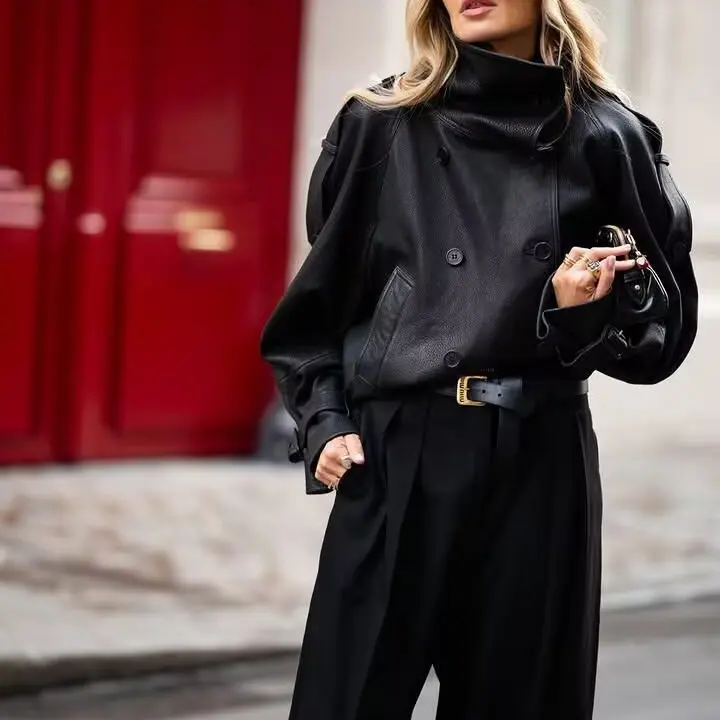 Damen Kurz‑Cape‑Trenchcoat aus veganer Lederoptik mit hohem Stehkragen und Schnallenärmeln Drune
