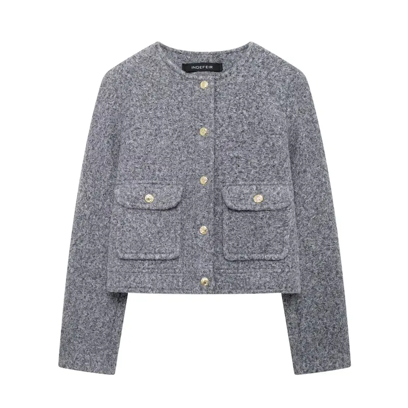 Damen Kurz geschnittene Bouclé‑Jacke mit Rundhalsausschnitt, aufgesetzten Pattentaschen und goldfarbenen Zierknöpfen Drune