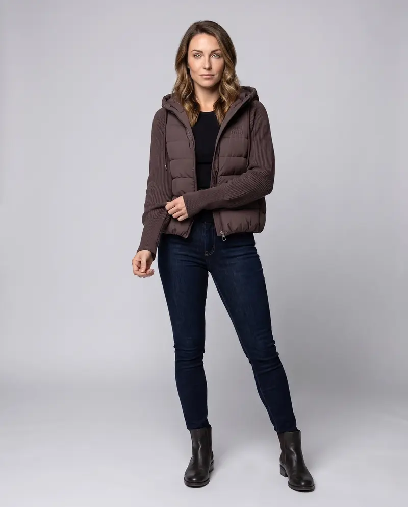 Damen kurz geschnittene gesteppte Hybridjacke mit Strickärmeln und Kapuze