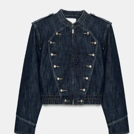 Damen Kurz geschnittene Jeansjacke mit Mandarinkragen, Zierknopfreihe und Schulterpatten Drune