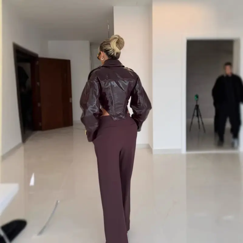 Damen Kurz geschnittene taillierte Bikerjacke aus Lederimitat mit Korselett-Nähten und Schulterklappen Drune