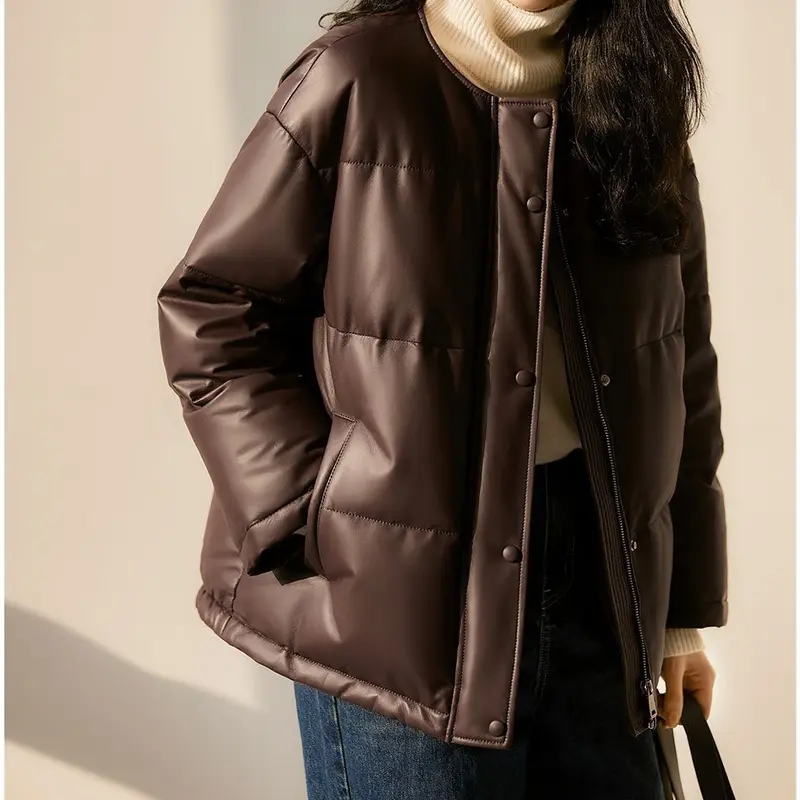 Damen Kurz geschnittene wattierte Kunstlederjacke mit Rundhalsaum und Druckknopfleiste Drune