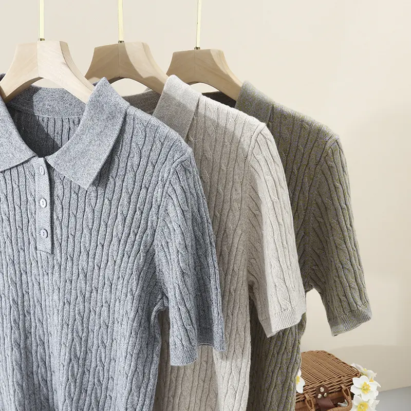 Damen Kurzärmeliges Strick-Poloshirt mit Zopfmuster und Knopfleiste Drune