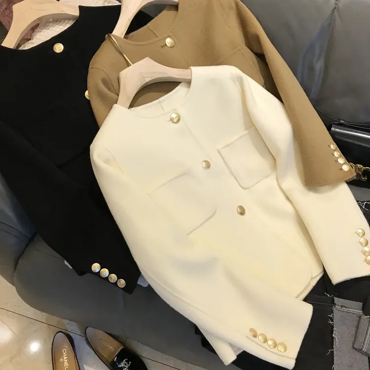 Damen Kurzblazer aus Wollmix mit Rundhalsausschnitt, Pattentaschen und goldenen Zierknöpfen Drune