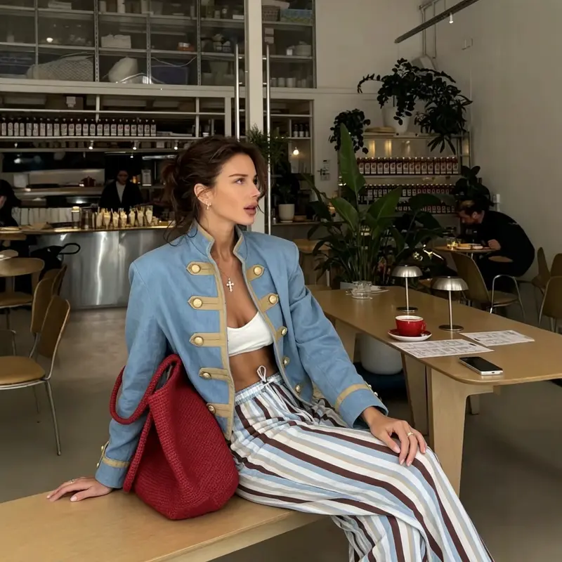 Damen Kurzblazer im Offiziersstil mit goldenen Zierleisten und Stehkragen Drune