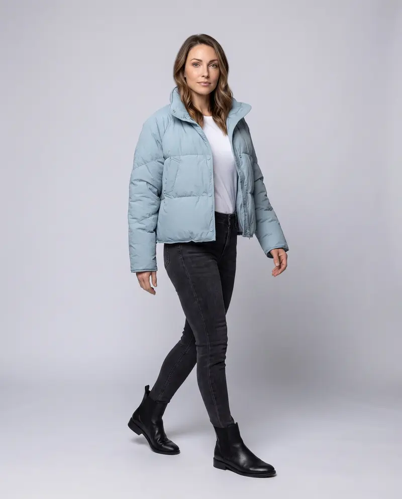 Damen kurze Cloud Pufferjacke im kastigen Schnitt mit quadratischer Steppung, hohem Stehkragen und verdeckter Druckknopfleiste
