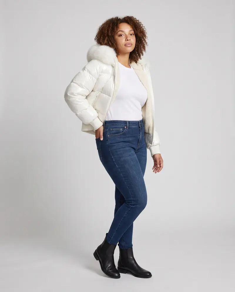 Damen kurze glänzende Pufferjacke mit übergroßer Kunstfellkapuze und Teddy-Futter