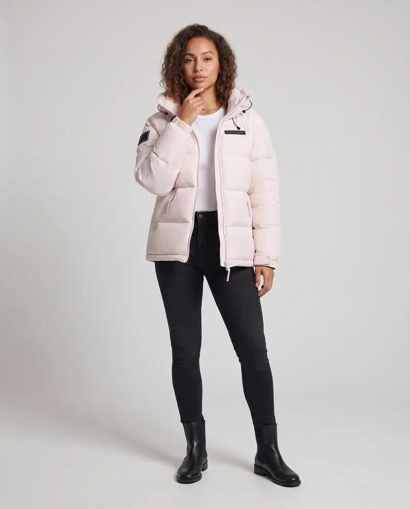Damen kurze isolierende gesteppte Anorak mit minimalistischem Design, verdecktem Reißverschluss und verstellbarem Kapuze