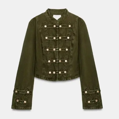 Damen Kurze Militärinspirierte Crop‑Jacke mit Schmuckknopfleiste und Zierstickerei Drune