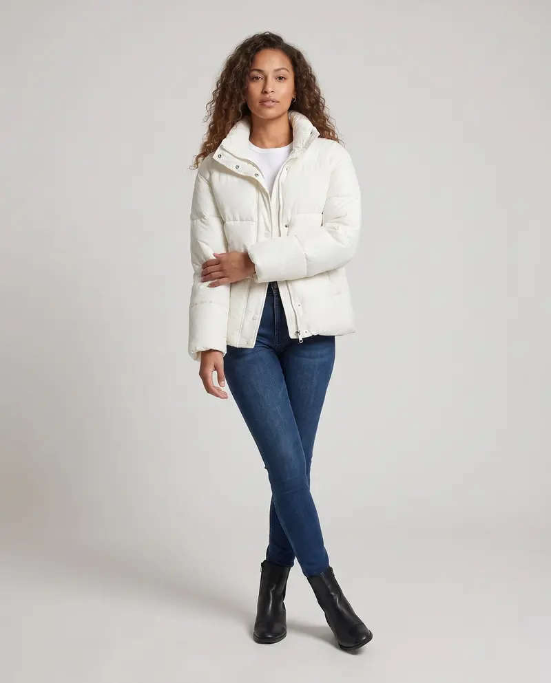 Damen kurze minimalistische boxy Puffjacke mit hohem Schalkragen und verdeckter Knopfleiste