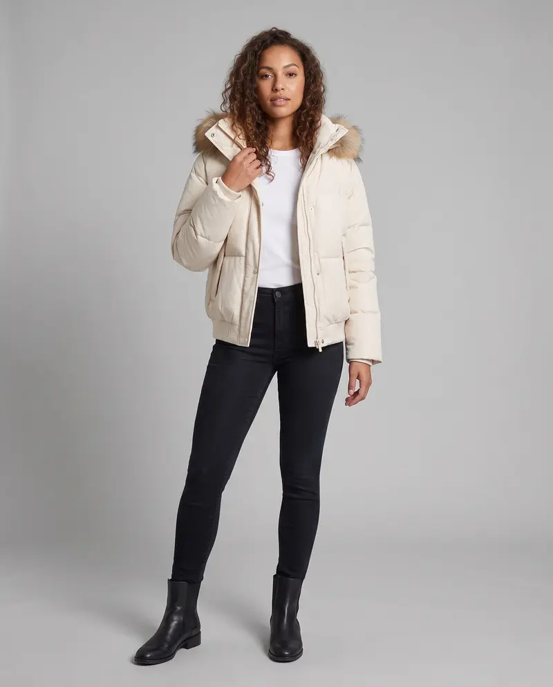 Damen kurze oversized Puffer-Bomberjacke mit abnehmbarem Kunstfellbesatz und verdecktem Reißverschluss.