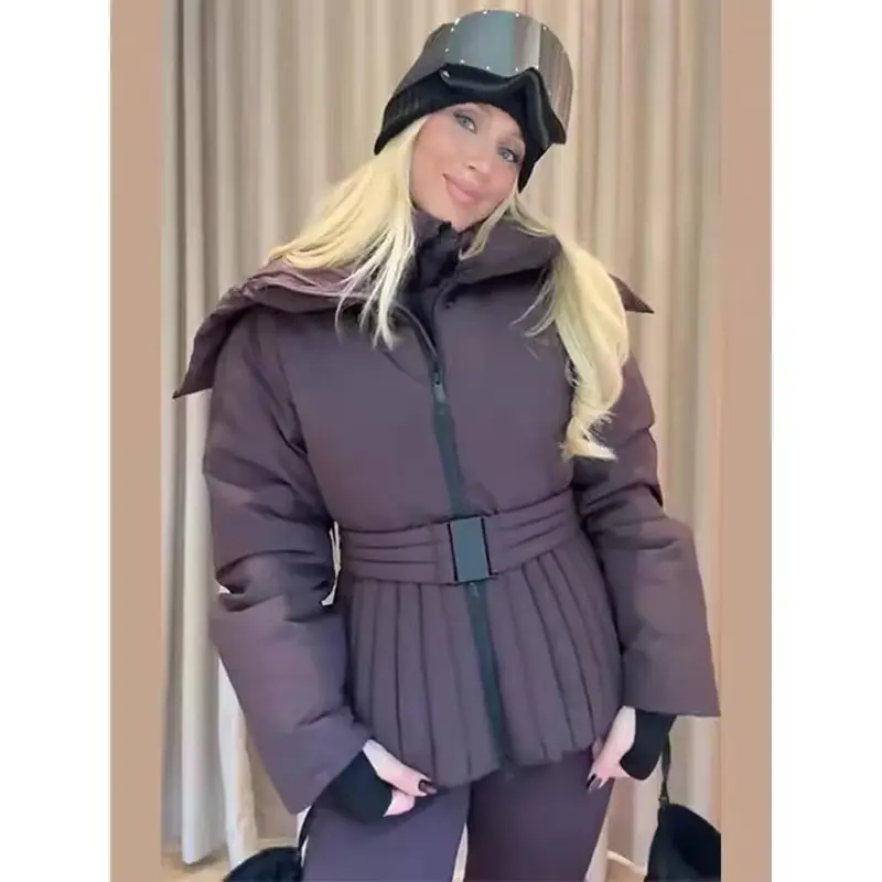 Damen Kurze taillierte Steppjacke mit hohem Stehkragen und Gürtel Drune