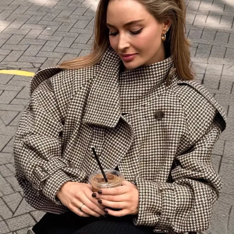 Damen Kurze zweireihige Boxy‑Jacke im Hahnentritt mit hohem Stehkragen und dekorativen Schnallen Drune