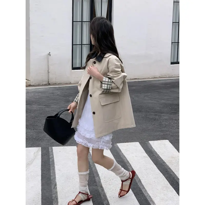 Damen Kurzer Boxy-Trench mit kontrastierendem Revers, kariertem Ärmelbesatz und aufgesetzten Pattentaschen Drune