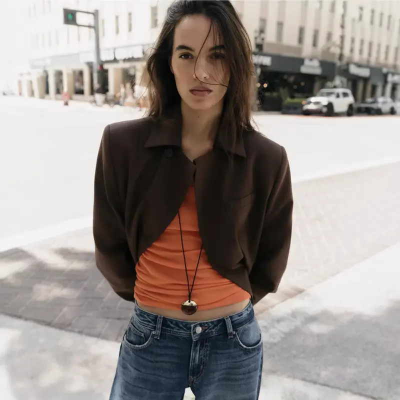Damen Kurzer taillierter Blazer mit verdeckter Knopfleiste und geschwungenem Saum Drune