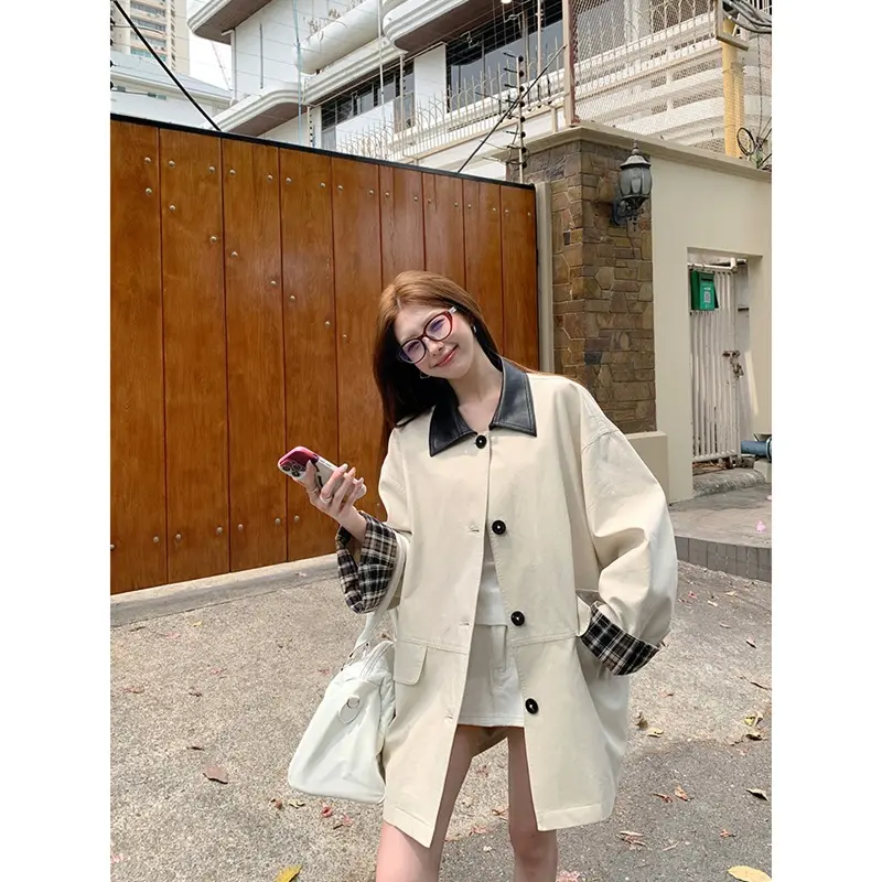 Damen Kurzjacke im Oversize-Trenchstil mit kontrastkragen aus Kunstleder und karierter Umschlagmanschette Drune
