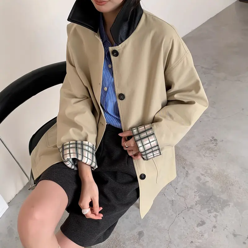 Damen Kurzjacke im Trench‑Stil mit Lederkragen und umschlagbaren Karo‑Manschetten Drune
