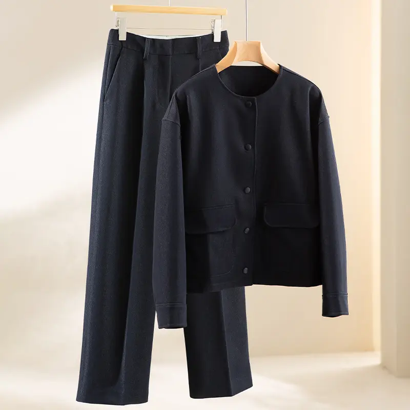 Damen Kurzjacke mit Rundhalsausschnitt, boxy Silhouette und aufgesetzten Pattentaschen Drune