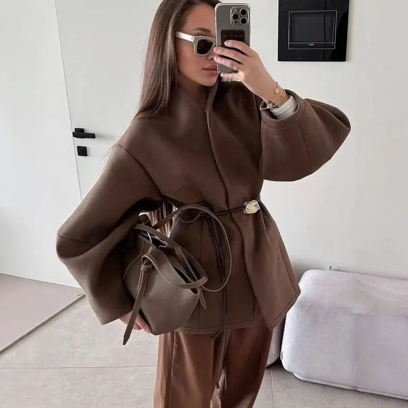Damen Kurzjacke mit Wickelverschluss, taillierendem Ledergürtel und Muschelschließe Drune