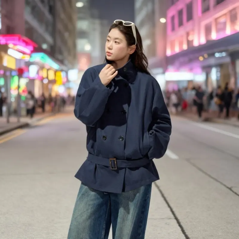 Damen Kurztrenchcoat mit taillierendem Gürtel und doppeltreiher Knopfleiste Drune