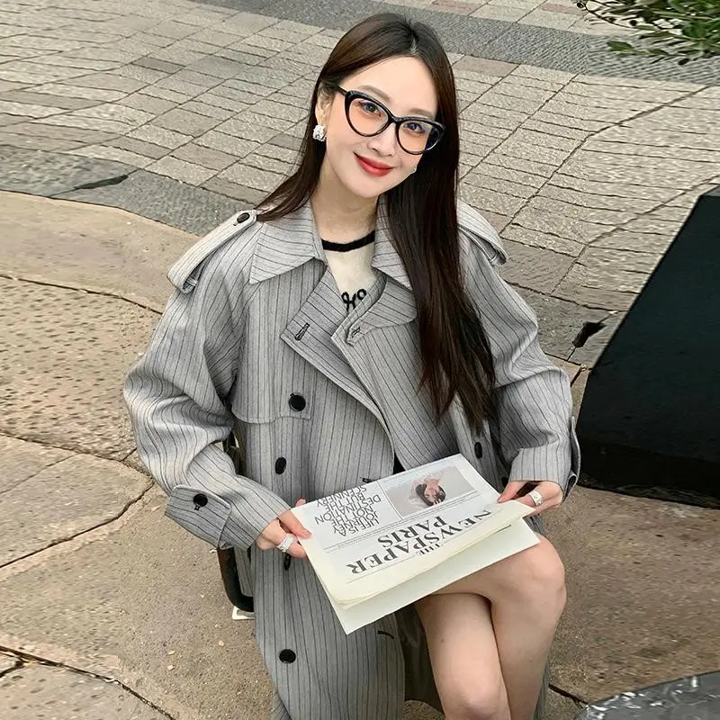 Damen Langer Nadelstreifen-Trenchcoat mit Bindegürtel Schulterpatten und ausgestelltem Saum Drune