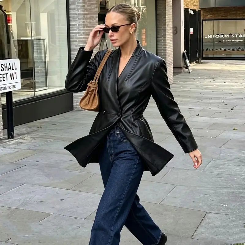 Damen Langer veganer Lederblazer mit Schalkragen, taillierter Doppelknopf-Optik und Eingrifftaschen Drune