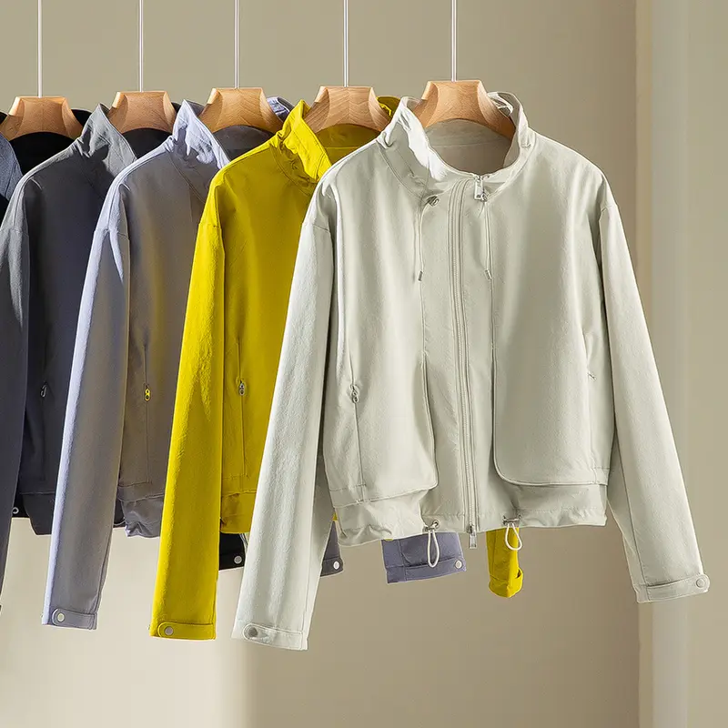Damen Leichte Kurzjacke mit hohem Kragen, Tunnelzug und aufgesetzten Taschen Drune