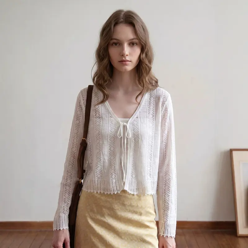 Damen Leichter gehäkelter Kurzcardigan mit V‑Ausschnitt, Bindeband und Ajourmuster Drune