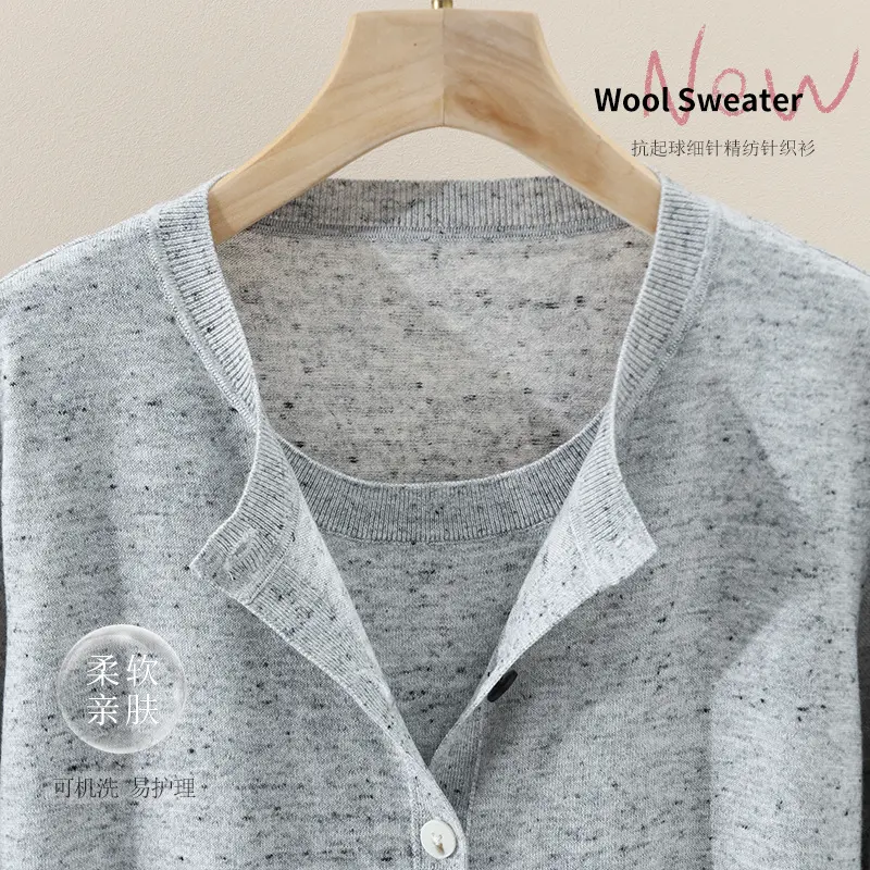 Damen Leichter gestrickter Kurzcardigan mit Rundhals, Mélange‑Struktur und kontrastierenden Knöpfen Drune